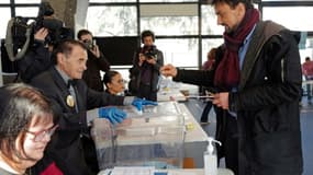 Le candidat EELV aux municipales à Lyon, Grégory Doucet, vote pour le premier tour le 15 mars 2020