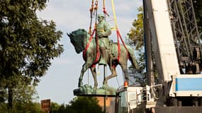 Statue du général Robert Lee, chef de l'armée sudiste pro-esclavage pendant la guerre de Sécession, retirée d'un parc de Charlottesville (Virginie, États-Unis), le 10 juillet 2021