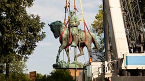 Statue du général Robert Lee, chef de l'armée sudiste pro-esclavage pendant la guerre de Sécession, retirée d'un parc de Charlottesville (Virginie, États-Unis), le 10 juillet 2021