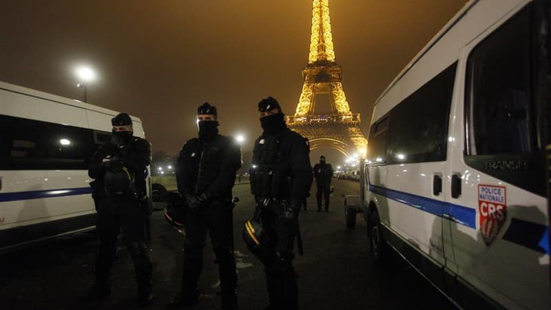Près de la tour Eiffel le 1er janvier 2010. Le ministre de l'Intérieur Claude Guéant a annoncé que 60.000 policiers, gendarmes, pompiers et secouristes seraient mobilisés ce samedi en France pour le réveillon du Nouvel An et que le nombre de voitures ince