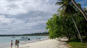 Des touristes sur une plage de l'île des Pins, en Nouvelle-Calédonie, le 17 mai 2021