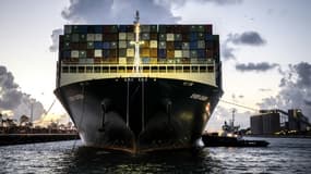 Le porte-conteneur géant Ever Given arrive dans le port de Rotterdam le 29 juillet 2021.
