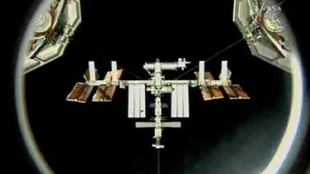 La station spatiale internationale, vue depuis un hublot de la navette Discovery. La navette a quitté l'ISS samedi, bouclant une mission destinée notamment à y livrer fournitures et pièces détachées avant la mise à retraite des navettes spatiales en fin d