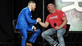 Dana White (à droite) porte un t-shiort Zuffa Boxing avec Conor McGregor avant son combat contre Floyd Mayweather en 2017