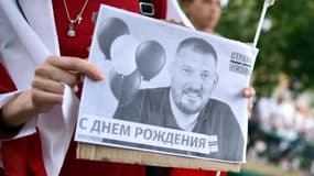 Des partisans de l'opposition manifestent devant le centre de détention à Minsk où se trouverait Sergueï Tikhanovski pour lui souhaiter un bon 42e aniversaire, le 18 août 2020