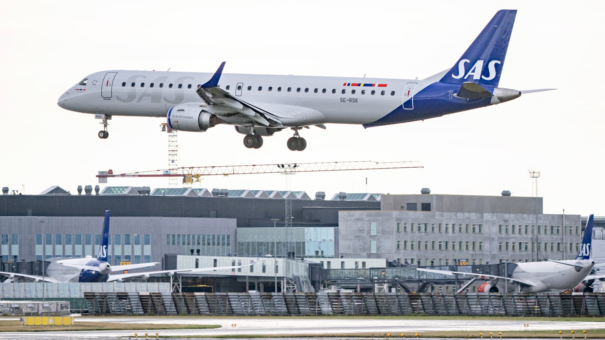 LES AÉROPORTS DE COPENHAGUE ET D'OSLO ROUVRENT APRÈS DES SURVOLS DE DRONES NON IDENTIFIÉS