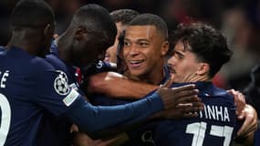 Kylian Mbappé célébré par ses coéquipiers du PSG en Ligue des champions