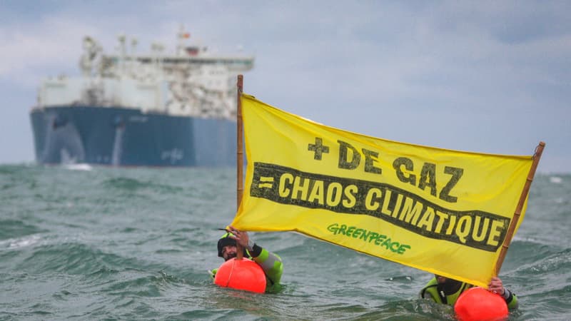 Des militants de Greenpeace ont tenté d'empêcher l'arrivée du terminal méthanier au Havre