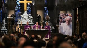 Le Père Bertrand Dufour, chapelain de Notre-Dame de Paris, célèbre une messe pour le pape François mort le 21 avril 2025