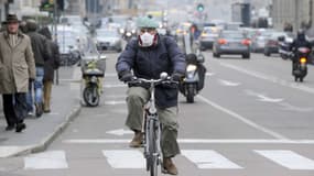 Un homme porte un masque anti-pollution, à Milan, en janvier 2010.