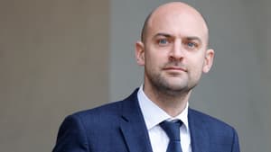 Le ministre français de l'Europe et des Affaires étrangères, Jean-Noël Barrot, quitte le Conseil des ministres hebdomadaire au palais présidentiel de l'Élysée à Paris, le 15 janvier 2025. (Photo d'illustration)