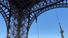 L'athlète Anouk Garnier, double championne du monde de saut d'obstacles, a battu le record du monde en montant à la corde les 110 mètres jusqu'au deuxième étage de la tour Eiffel mercredi 10 avril. 