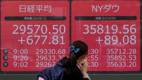 L'indice Nikkei de la Bourse de Tokyo en forte hausse après la victoire électorale de la coalition au pouvoir au Japon, le 1er novembre 2021 