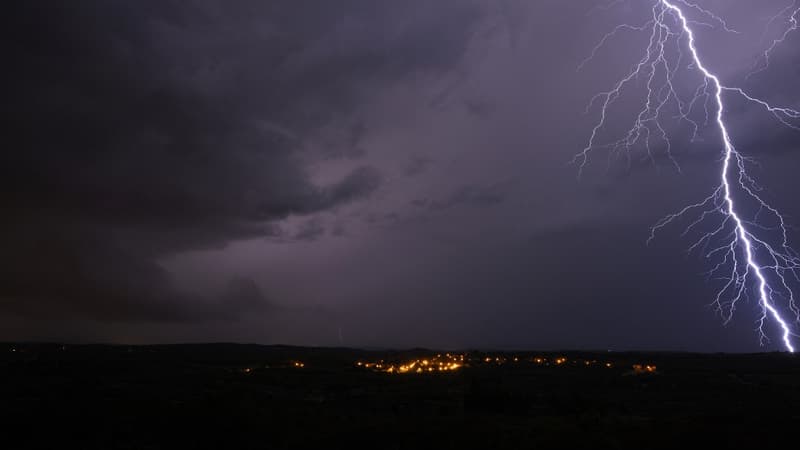 Une photo d'un orage au-dessus du village de Montaud (Hérault), le 16 août 2022.