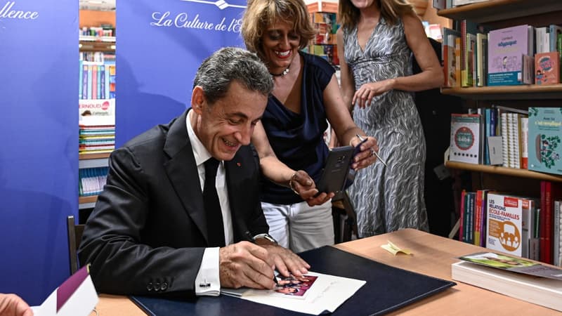 Nicolas Sarkozy lors d'une séance de dédicaces dans une librairie parisienne, le 28 juin 2019