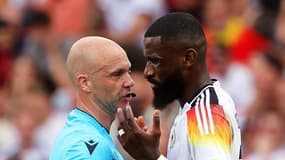 Anthony Taylor et Antonio Rudiger lors du quart de finale de l'Euro Espagne-Allemagne, le 5 juillet 2024.