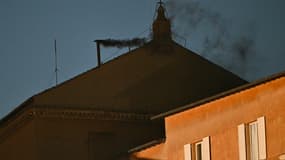 Cette photographie montre de la fumée noire s'élevant de la cheminée de la chapelle Sixtine, signalant que les cardinaux n'ont pas réussi à élire un nouveau pape lors du premier tour de scrutin de leur conclave au Vatican le 7 mai 2025.
