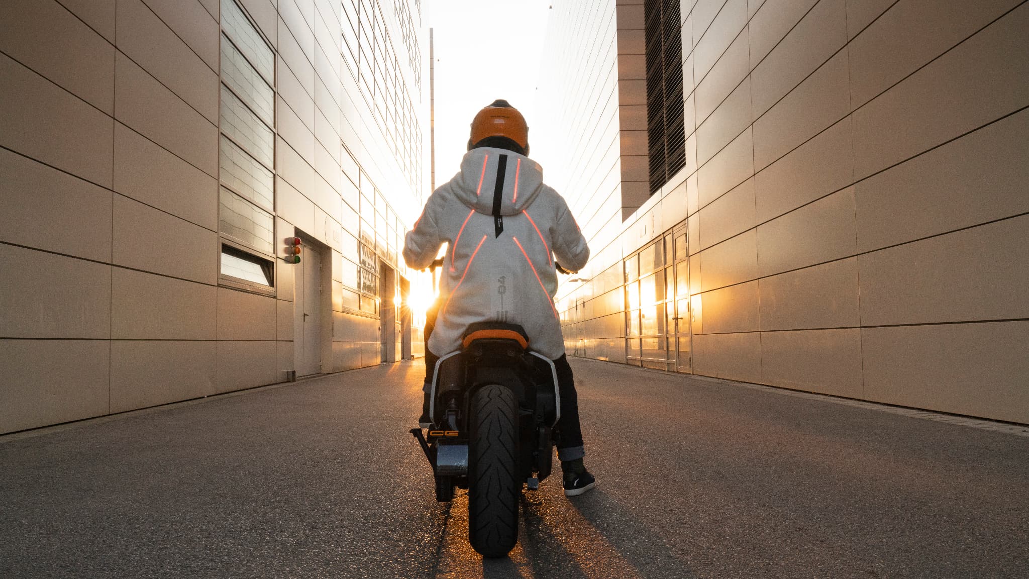 Une parka avec système d'éclairage et chargeur à induction Une parka avec système d'éclairage et chargeur à induction