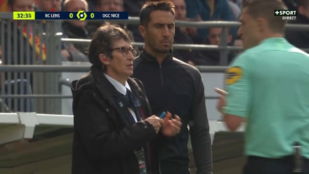 L'arbitre de Lens-Nice discute avec le délégué.