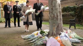 Le Premier ministre britannique Boris Johnson, le chef de la police de l'Essex et la secrétaire à l'Intérieur déposent des fleurs après la découverte des 39 corps dans un camion, le 28 octobre 2019