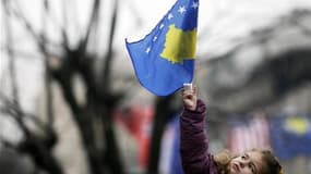 Une jeune Kosovare d'origine albanaise avec un drapeau du Kosovo. Saisie par la Serbie, la Cour internationale de justice de La Haye a émis l'avis, non contraignant, que la proclamation d'indépendance unilatérale en 2008 de la province serbe du Kosovo éta