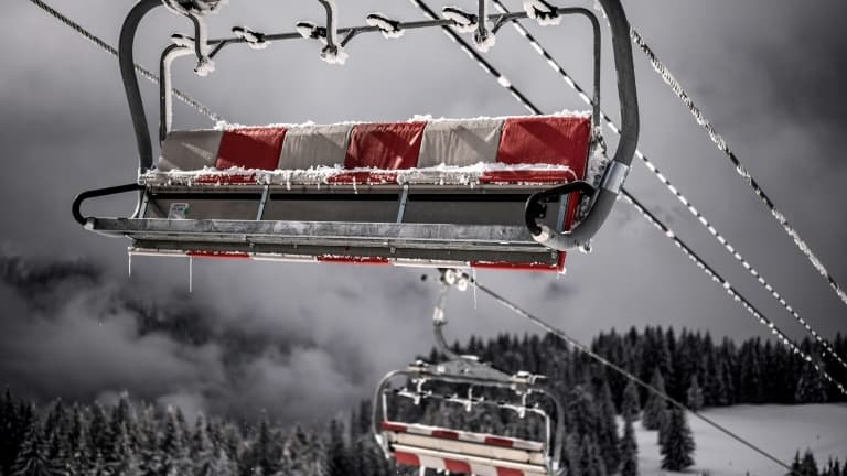 Un télésiège vide dans la station de ski d'Avoriaz dans les Alpes françaises le 11 février 2021 