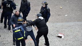 Alexandre Benalla (en civil avec le casque) lors de la manifestation du 1er mai