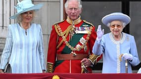 La reine Elizabeth II, le prince Charles et Camilla au balcon de Buckingham Palace pour le jubilé. en juin 2022.