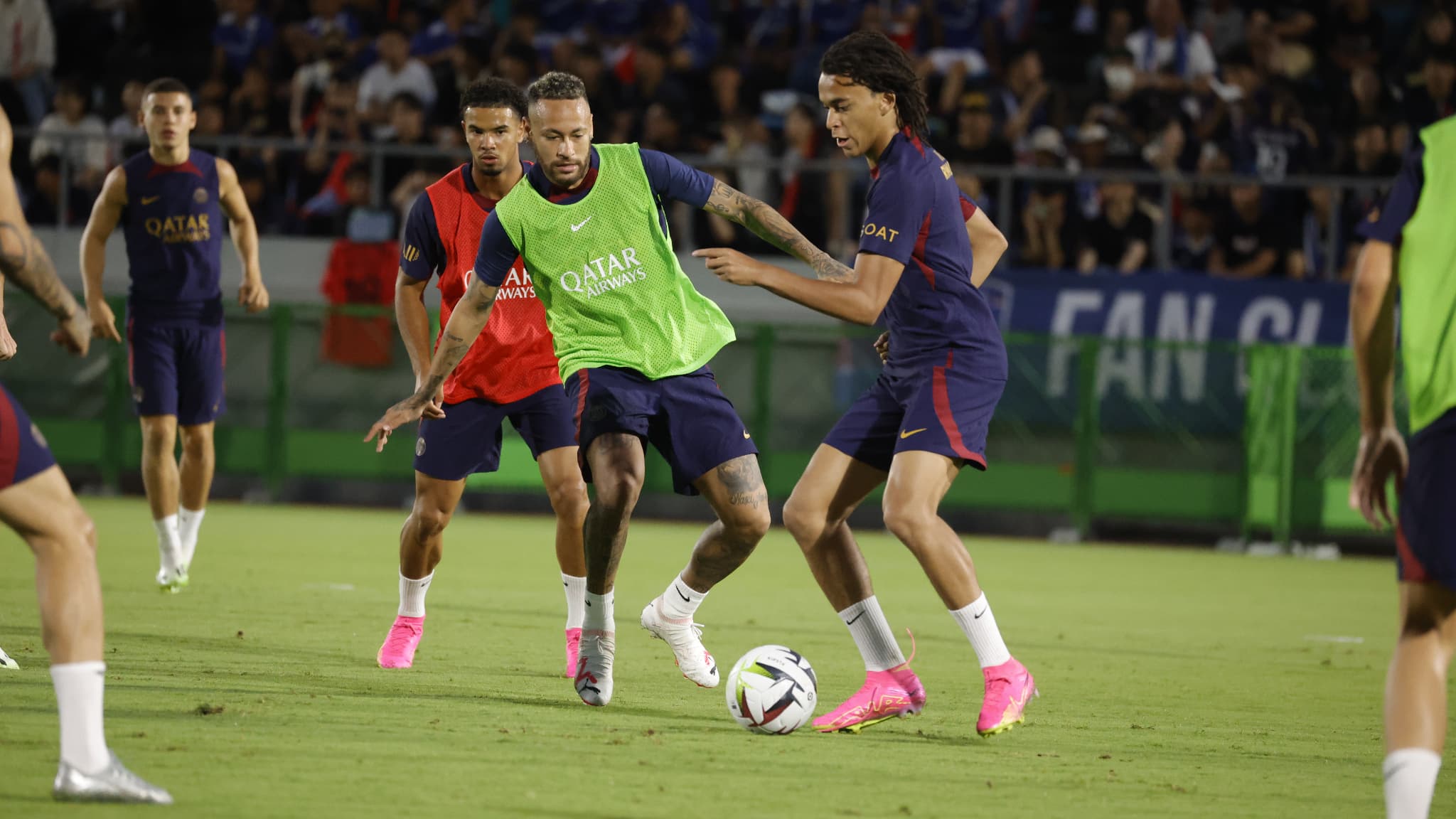 Neymar face à Ethan Mbappé lors de la tournée du PSG au Japon, le 24 juillet 2023