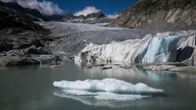 Un glacier menacé par le réchauffement climatique à Gletsch, dans les Alpes suisses, le 8 juillet 2022, photo d'illustration.