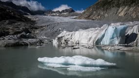 Un glacier menacé par le réchauffement climatique à Gletsch, dans les Alpes suisses, le 8 juillet 2022