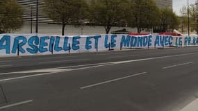 Une banderole de soutien pour le Professeur Raoult
