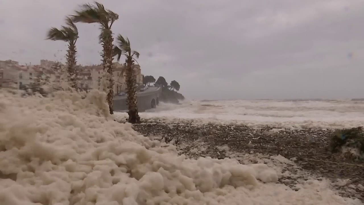 Tempête Gloria: les images étonnantes de l’écume de mer qui a envahi la ...