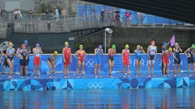 Les triathlètes qui s'apprêtent à plonger dans la Seine pour l'épreuve individuelle féminine, JO de Paris 2024, 4 août 2024