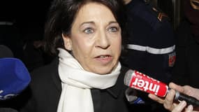 Corinne Lepage, qui peine à rassembler les 500 signatures d'élus requises pour valider sa candidature à l'élection présidentielle du printemps, a accusé mercredi Europe écologie Les Verts (EELV) de "trahir" l'idéal écologiste en se concentrant sur des "pe