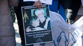 Un manifestant tenant une photo de Brigitte Bardot et Paul Watson lors d'une mobilisation en soutien à Paul Watson, militant anti-chasse à la baleine américano-canadien de l'ONG Sea Shepherd, place de l'Hôtel de Ville à Paris, le 23 octobre 2024.