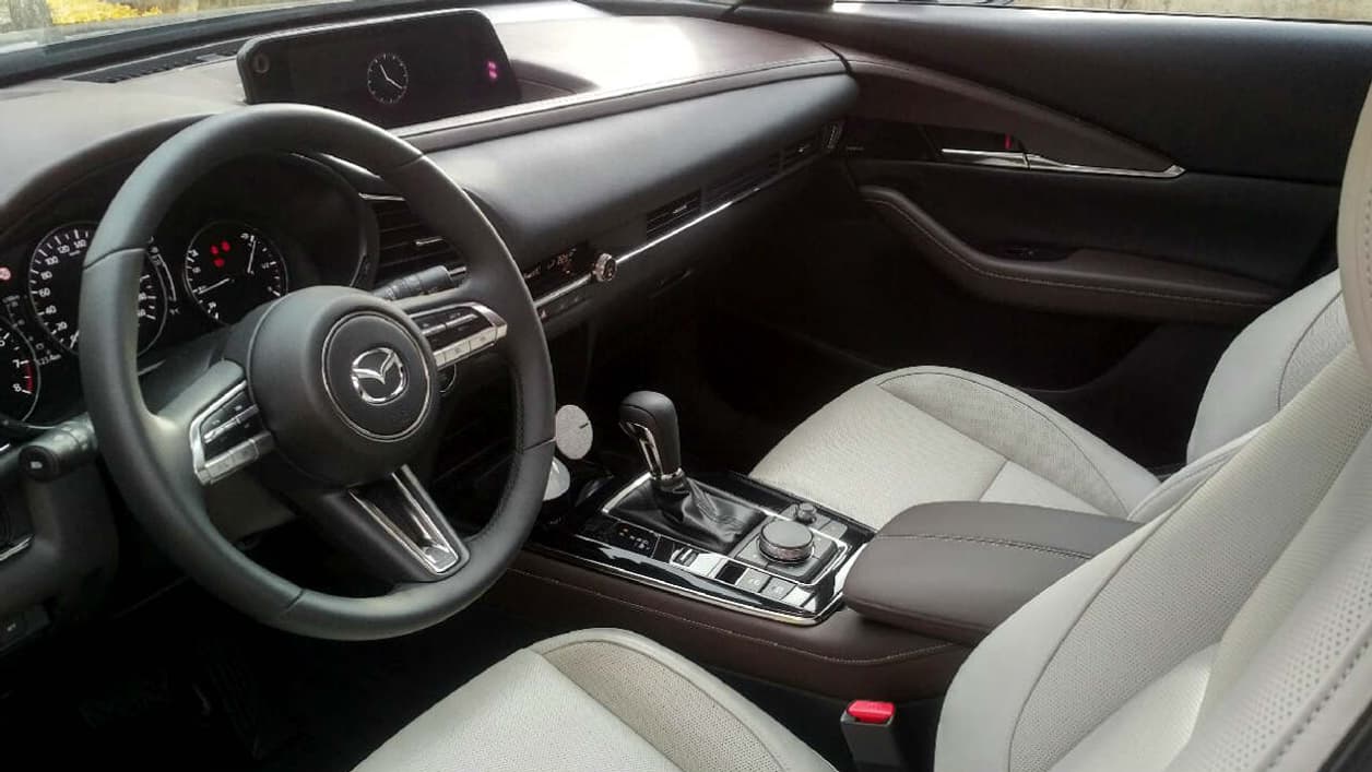 Mazda a beaucoup travaillé sur la qualité de finition, les matériaux, les couleurs, pour une montée en gamme de ses nouveaux modèles. Mazda a beaucoup travaillé sur la qualité de finition, les matériaux, les couleurs, pour une montée en gamme de ses nouveaux modèles.