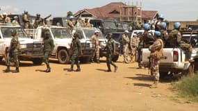 Des soldats congolais et des casques bleus se réunissent pour la nomination officielle du général Marcel Mbangu Mashita à la tête des opérations contre les rebelles du Nord-Kivu