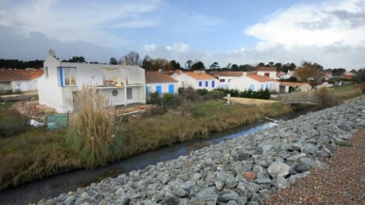 Pavillons endommagés et abandonnés situé en contrebas de la digue du Lay à La Faute-sur-Mer, dévasté par la tempête Xynthia, le 15 février 2011