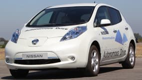 La mention "autonomous drive" inscrite sur ce véhicule Nissan indique qu'il se conduira tout seul.