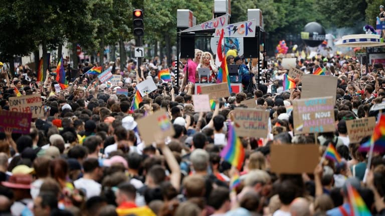 Des participants à la marche des fiertés LGBTQ+ à Paris, le 29 juin 2024