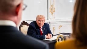 Le président Donald Trump participe à une visioconférence avec des militaires américains depuis son club Mar-a-Lago en Floride, le jour de Thanksgiving, le 27 novembre 2025, à Palm Beach, en Floride.