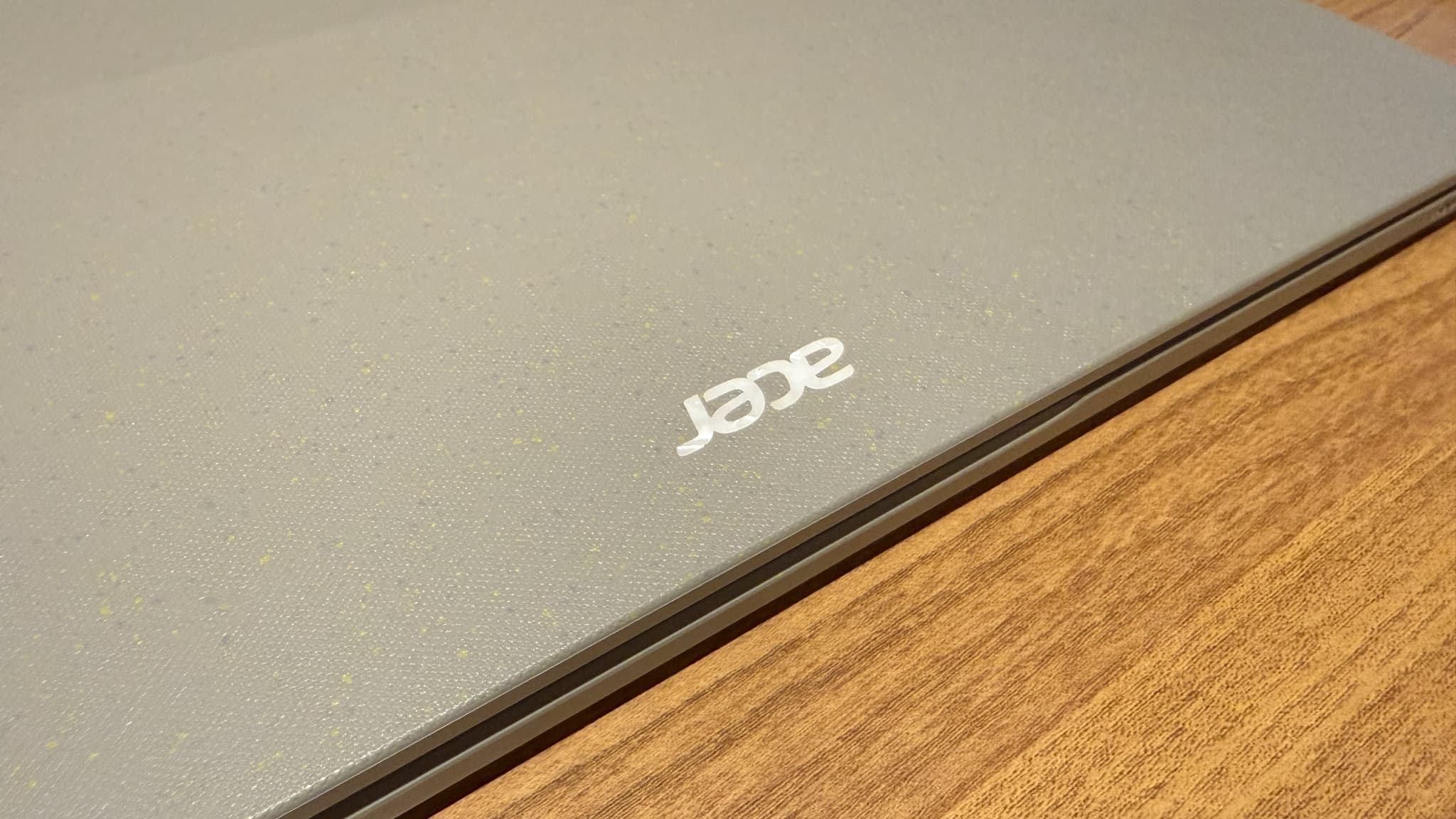 Le logo du Acer Aspire Vero 16 est en coquilles pilées Le logo du Acer Aspire Vero 16 est en coquilles pilées