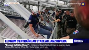 Nice: les gendarmes s'entraînent à descendre en rappel au stade Allianz Riviera