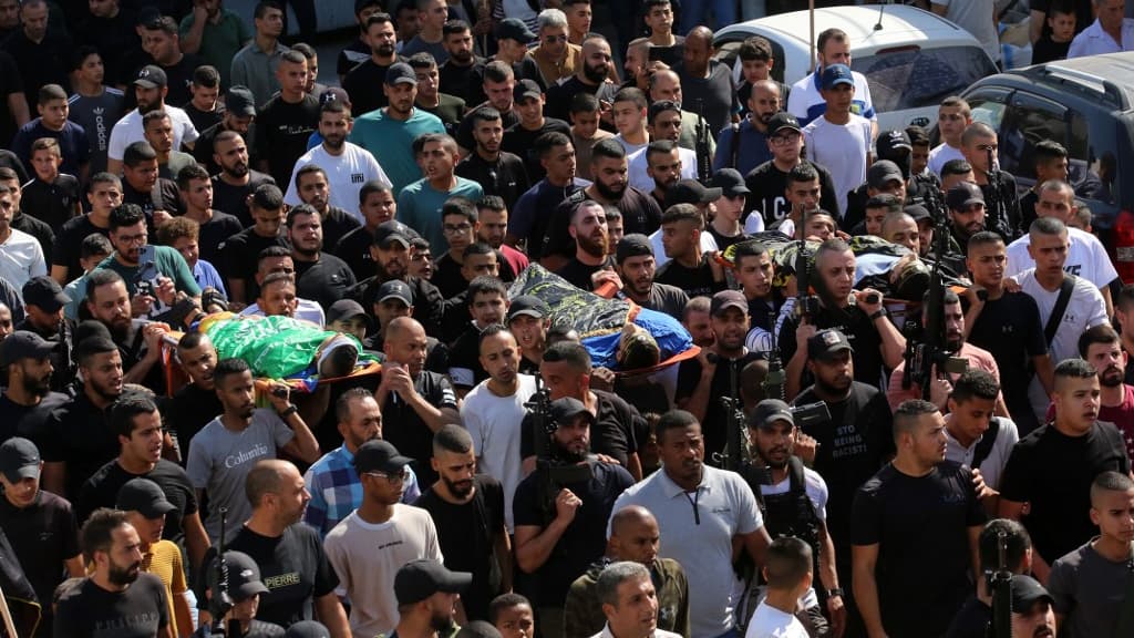 Cortège funèbre de trois Palestiniens tués par des tirs israéliens lors des dernières violences en Cisjordanie occupée, dans le camp de réfugiés de Jénine, le 25 octobre 2023