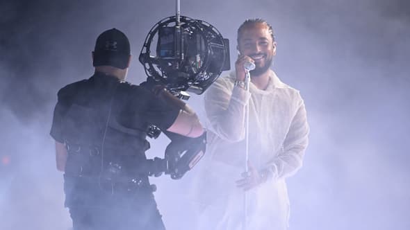 Le chanteur Slimane, représentant de la France à l'Eurovision, sur la scène lors d'une répétition, le 10 mai 2024 à Malmö (Suède).