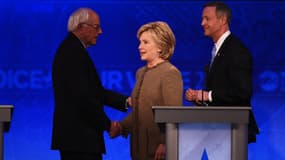 Bernie Sanders, Hillary Clinton et Martin O'Malley se saluent à l'issue du troisième débat entre candidats à la primaire démocrate, à Manchester (New Hampshire) samedi 19 décembre 2015. 