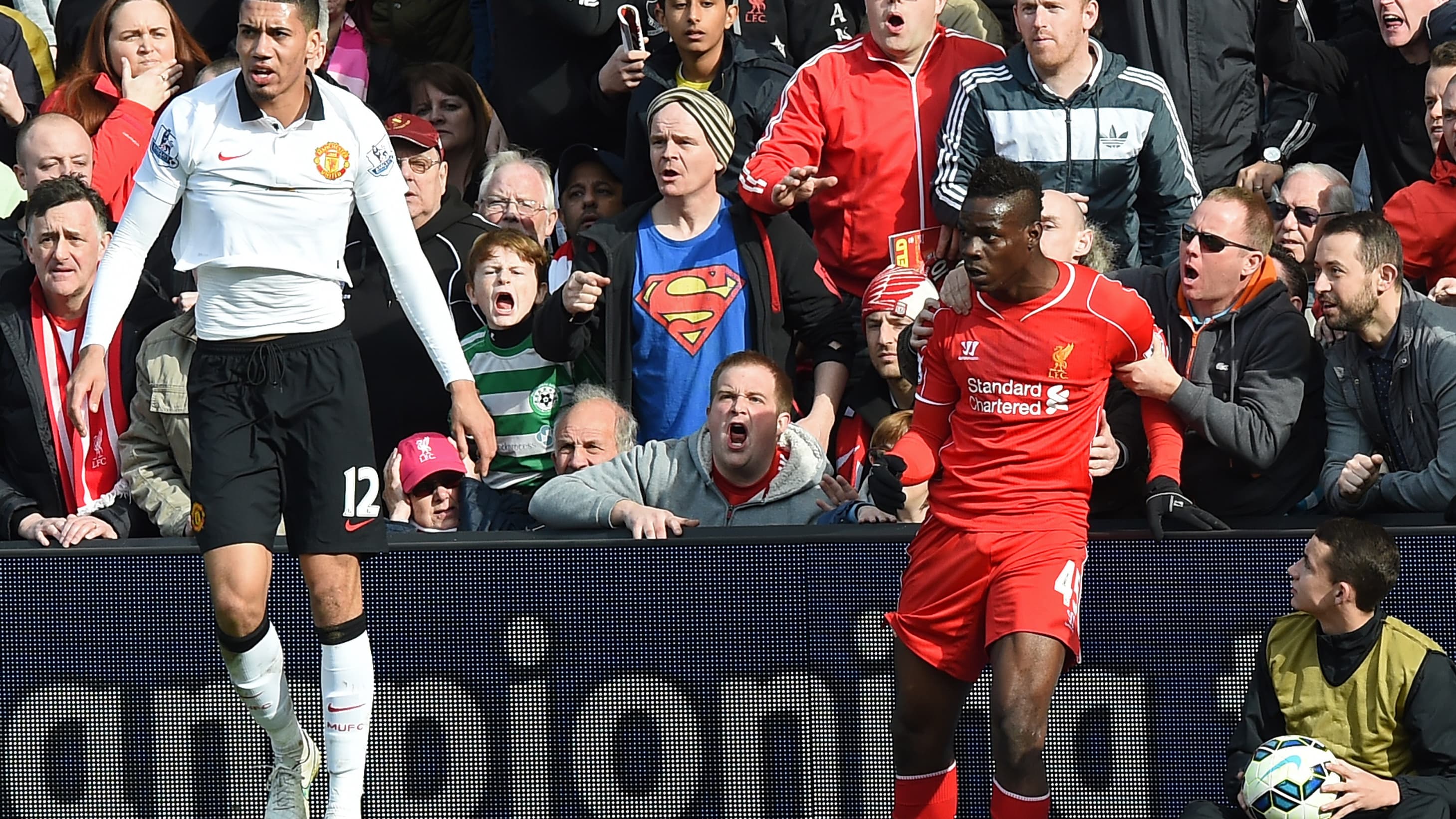 Liverpool-Man Utd : les fans retiennent Balotelli ! Liverpool-Man Utd : les fans retiennent Balotelli !