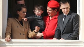 Charlotte Casiraghi et son fils Raphaël saluent la foule au balcon du Palais de Monaco, le 19 novembre 2016