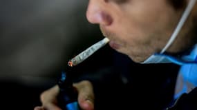 Un Mexicain s'allume un joint à Mexico le 9 mars 2021 alors que le Parlement doit voter pour légaliser la consommation de marijuana